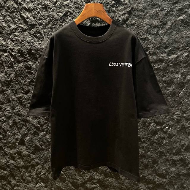 驴牌夏季短袖采用优质棉质面料，亲肤舒适！版型完美！百搭款！Logo设计别具一格，上身效果潮流时尚活力满满！码数：Xs-Xl高端货品