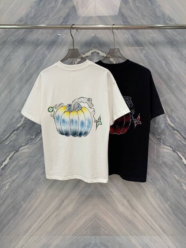 25春夏新品1V艺术涂鸦南瓜图案圆领T恤，以其独特的设计和高品质的面料脱颖而出。采用高克重棉质材料制成，确保了T恤的厚实感与柔软度，同时具备良好的透气性，适合秋