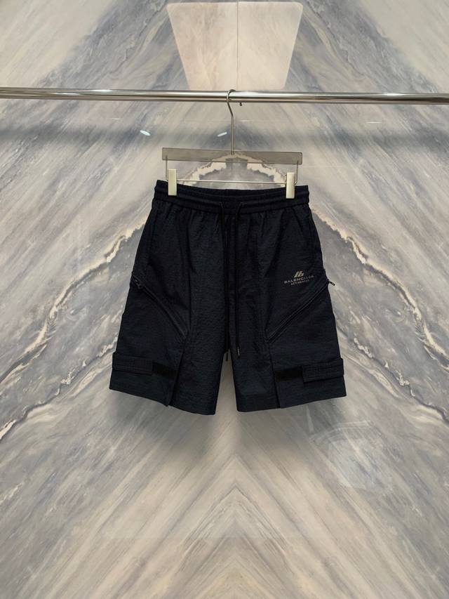 25春夏新品巴黎家工装大口袋魔术贴设计网格面料五分运动短裤，巴黎家最新推出的工装大口袋魔术贴设计网格面料五分运动短裤，是夏季运动与休闲的完美选择。这款短裤在设计