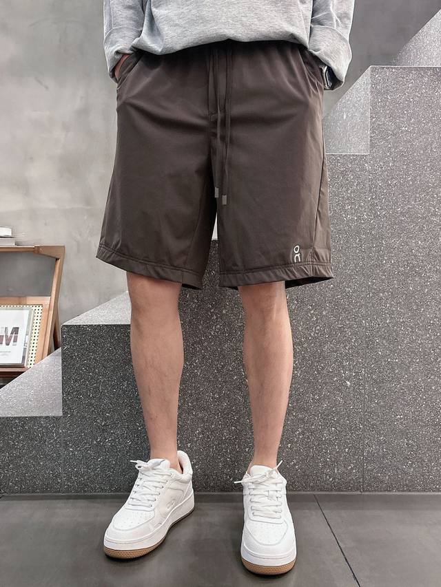 2025夏季 96115:M-3Xl 1.颜色：咖色 米色 78%锦纶22%氨纶 2.休闲短裤 3.锦氨四面弹，弹性好，不易皱折、易洗、速干 布料耐磨且不易留下