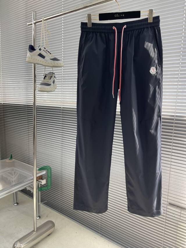 Mon 25Ss春夏系列休闲裤 尺码：M-3Xl 版型：直筒休闲裤 工艺：该面料属于仿棉感高密斜梭织面料; 这款面料加了凉感功能整理:活性成分被包裹在多层胶束中