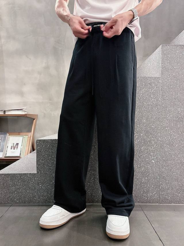 Miumiu新款休闲裤，采用优质纯棉面料，丝滑触感，腰头撞色拼接设计，完美结合打造出奢华与舒适并存的体验，挺括有型，简约而不失优雅，完美契合极简主义风格，为穿搭