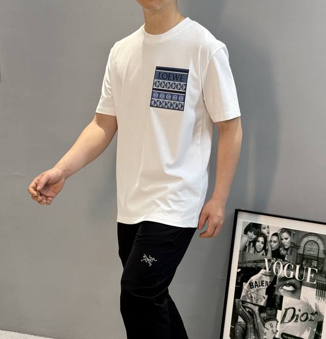 Loew*罗意威25S春夏新款圆领短袖.宽松舒适版型.极为经典字母图形造型是整个造型的亮点.减龄利器.对于罗意威的经典演绎.高温烫画工艺.优质260G纯棉面料.