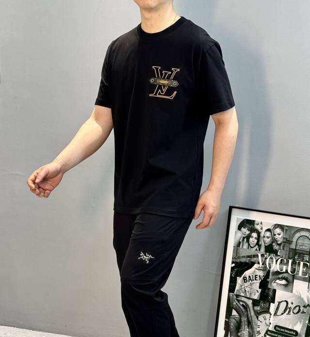 驴牌*25S新款T恤.男女同款！减龄风格满贯～烫画层次风格的新世纪充满阳色彩！！！经典Lv老花字母图形经典设计表现. 搭配品牌原版五金皮料.清新色彩.订制优质2