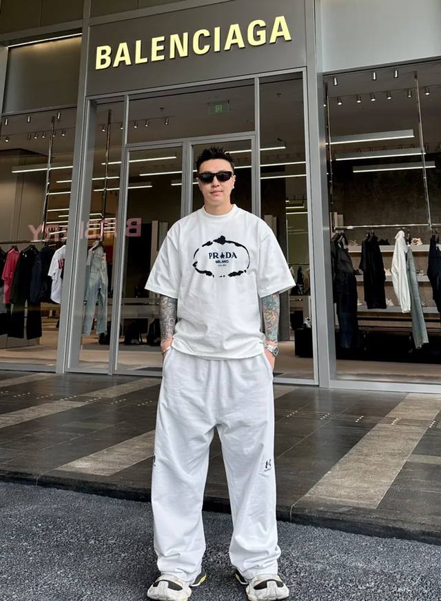 Prad*普拉-达新款T恤.25S男女同款！胸前高清3D字母立体印花设计.经典Prada.质感搭配都是不同凡响！质感极好舒适又透气.让人过目难忘！新款面料230