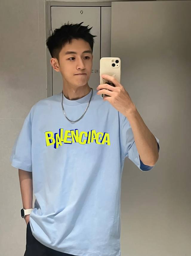 Balenciag*巴黎世*25S新款T恤.男女同款推荐！230G纯棉面料，柔软舒适.透气吸汗.上身舒适.轻松驾驭......胸前采用撞色荧光绿色荧光粉彩搭配设