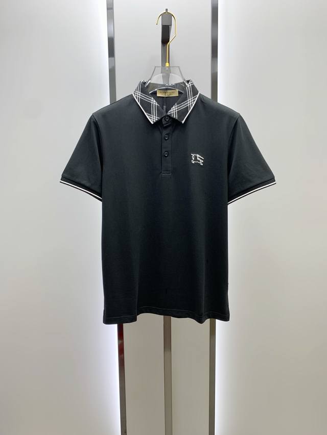 巴宝莉25Ss新款春夏短袖翻领T恤Polo，最高版本客供定制高端朱地面料简单时尚款，螺纹拼色螺纹配色超级好看！胸前战马标识刺绣经典Logo简单大方的款式！满满的
