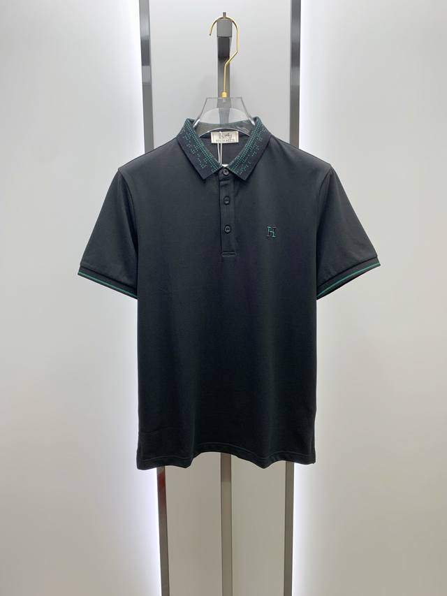 爱马仕25Ss新款春夏短袖翻领T恤Polo，最高版本客供定制高端朱地面料简单时尚款，螺纹拼色螺纹配色超级好看！胸前H刺绣标识刺绣经典Logo简单大方的款式！满满