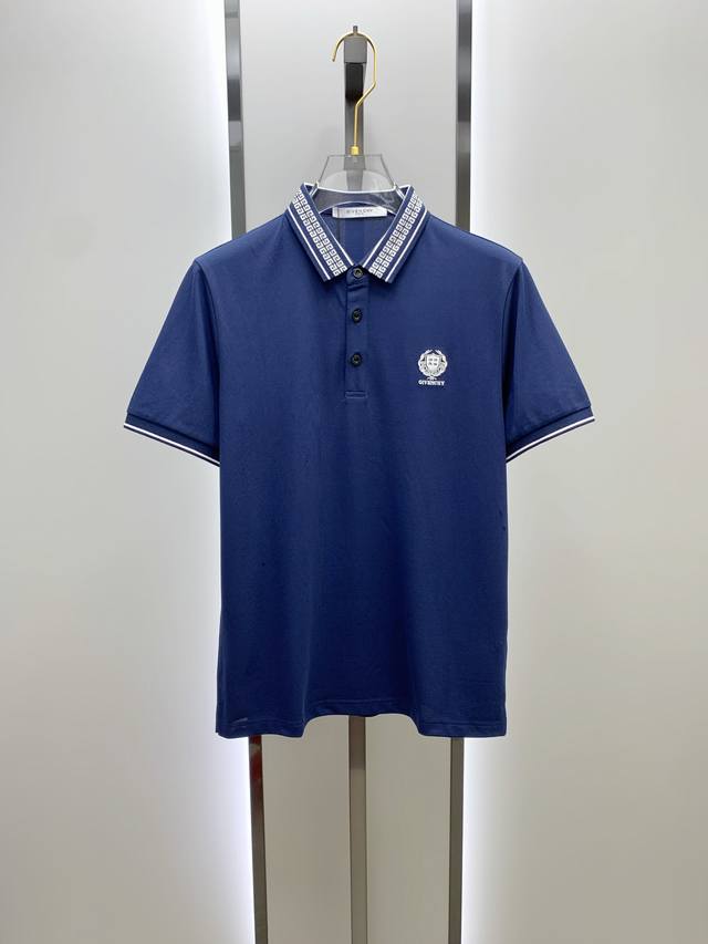 纪梵希25Ss新款春夏短袖翻领T恤Polo，最高版本客供定制高端朱地面料简单时尚款，螺纹拼色螺纹配色超级好看！胸前字母刺绣标识刺绣经典Logo简单大方的款式！满