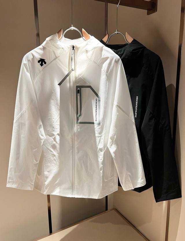 迪桑特Descente 2025春夏新款男女同款防晒服夹克外套，自1935年荣耀至今的专业运动品牌。80余年来，始终坚持“Design That Moves”