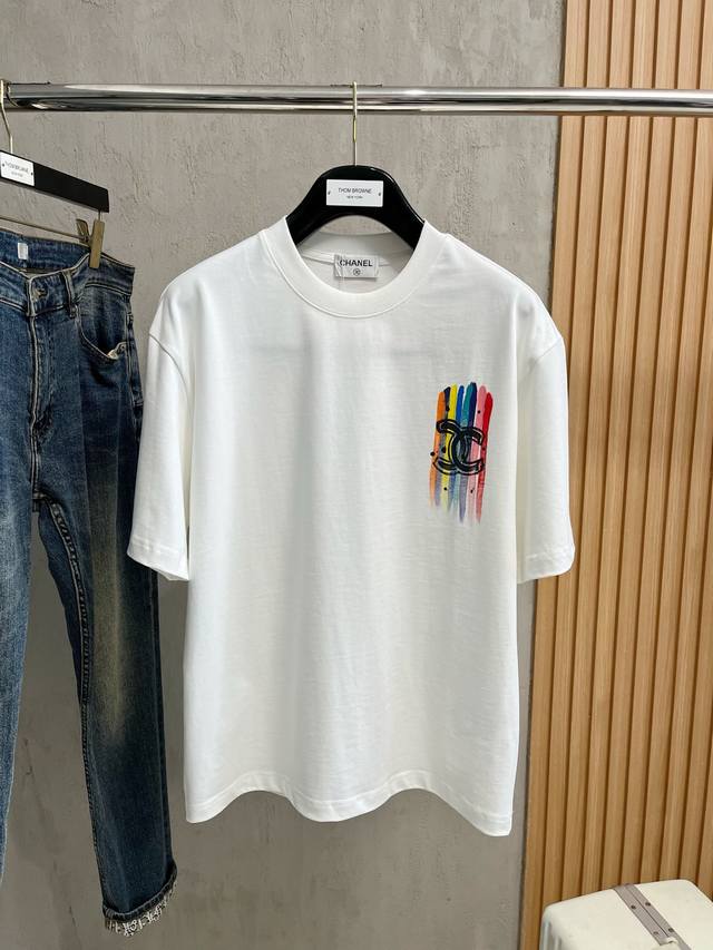 Ss香奈儿纯棉最新面料经典标识图案Logo时尚简约潮流短袖，最顶级的品质专柜原单短袖，顶级制作工艺进口面料，专柜款独特设计，采用进口高端订制面料。官网在售！面料