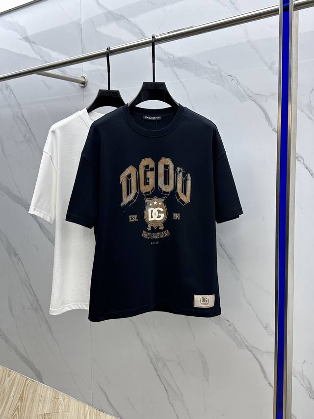 Dg 杜嘉班纳 最新印花半袖T恤 罗纹衣领 100% 棉 精选Zp定织定染高密度纯棉面料，布纹清晰 手感柔软舒适 立体图案Logo印花工艺 进口环保胶浆 Os落