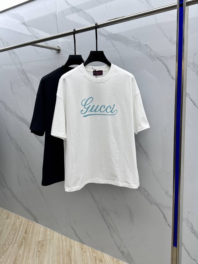 Gucci 古驰 2025Fw春夏新品圆领打底外穿T恤，立体感Logo微廓形半袖，活性纯棉打底T恤，棉，手感面糯有骨感，柔而有韧性。工艺处理，韧性和抗皱性能得到