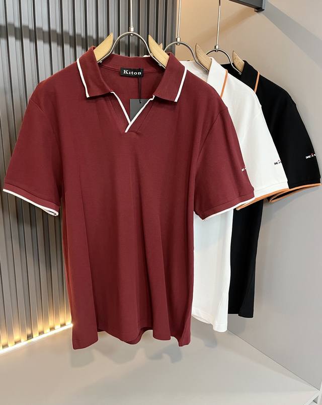 Kiton 2025春夏新款Polo衫，采用进口专属珠地棉面料！！简单Logo标识压胶设计！代表品牌形象 简洁舒适的款式，线条感粗细均匀饱满，精致细腻，上身高端