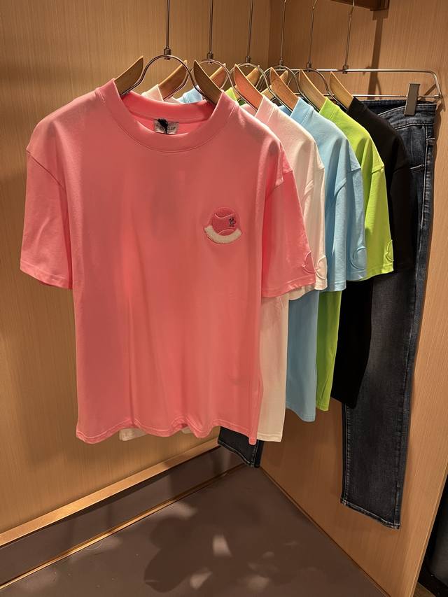 Moncler蒙家 2025春夏男女同款情侣款最新的贸易订单短袖T恤，全品相！！网红款！采用Logo图案刺绣设计！上身舒适透气，不僵硬，整体有着丰富的立体感，品