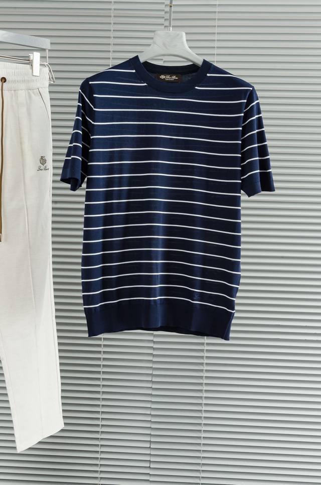 Loro Piana 2025春夏新款 桑蚕丝混纺男士针织短袖衫！采用10%蚕丝+90%棉 质感与纹理非常柔软，手感极其的细腻丝滑，纱线越细做工就越难，并且非常