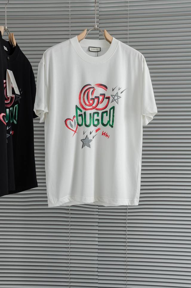 Gucci *微宽版型M-3Xl 25早春最新经典手绘工艺重磅短袖，高端品质专柜原单圆领援助，顶级制作工艺进口面料，专柜款独特设计，采用进口高端订制进口丝线手感