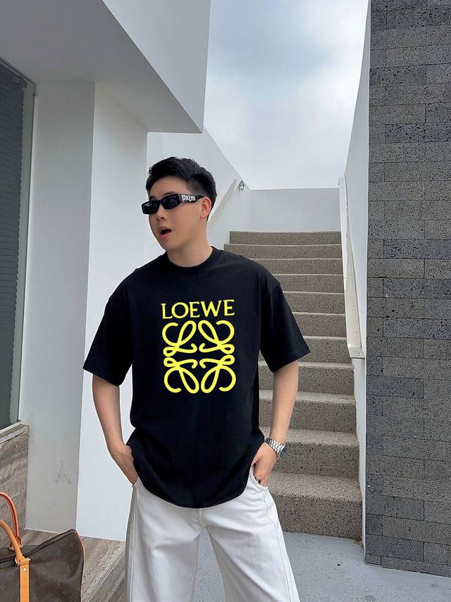 罗意威 新款字母印花双层重工短袖T桖 字母图案不管是T桖还是卫衣都是每年的爆款单品 前幅大面积印花采用大康丽数码印花机直喷 成本极高 经过多次的调试打版图案色差