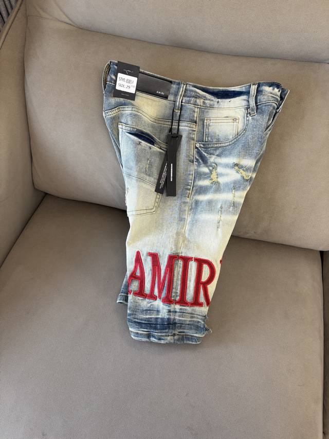 Ami官网专柜同步有售，原单狠货，超级有范儿的一款牛仔裤，定制原版水洗牛仔面料，独特设计，顶级刺绣工艺字母图案Logo，原版五金辅料装饰，极为翘楚的一款牛仔裤，