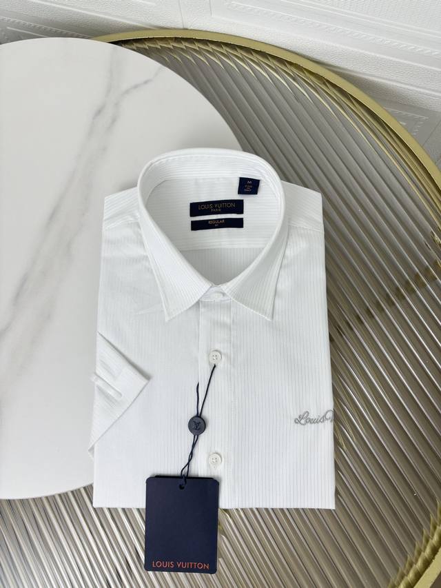 Lv 男士商务休闲棉短袖衬衫，贸易公司渠道货，24年官方新品，经典常青王牌产物！ 极符合家族美学基调的一款衬衫，造型设计完美沿袭了家族的精髓，客供进口的顶尖面料