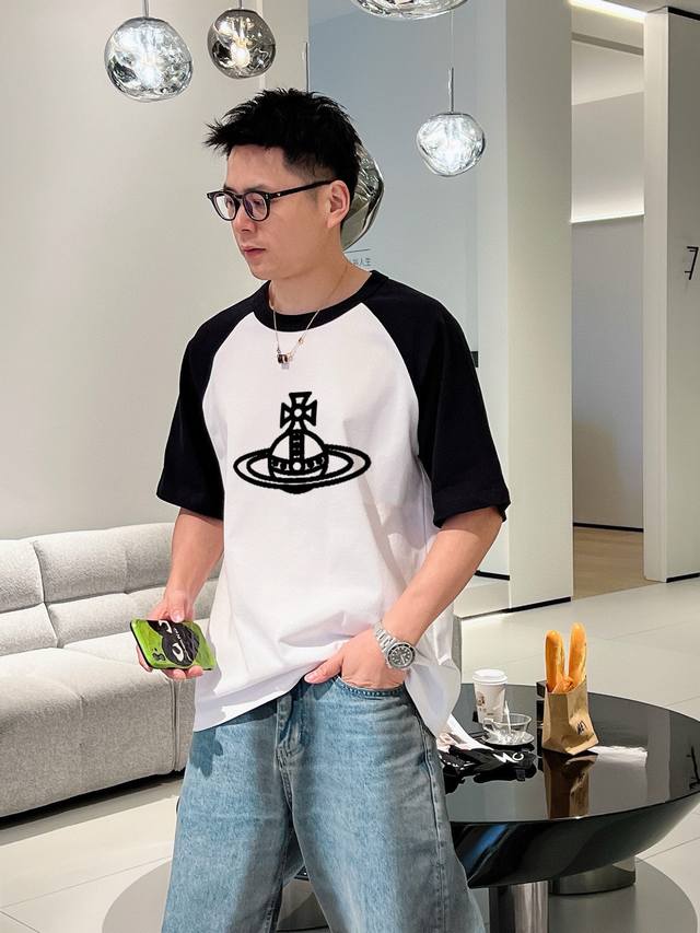 西太后 插肩新款字母印花双层重工短袖T桖 字母图案不管是T桖还是卫衣都是每年的爆款单品 前幅大面积印花采用大康丽数码印花机直喷 成本极高 经过多次的调试打版图案