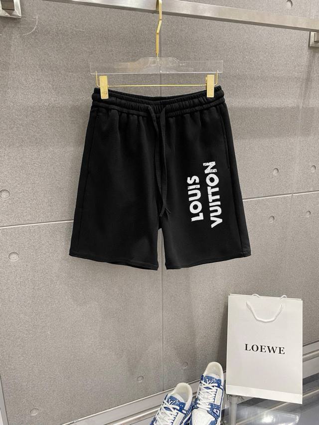 路易威登 春夏新款短裤 这款极简表达现代态度。面布63.1%棉36.9聚酯倩维 超薄复合面料 整体更显质感有力 承载创新精神， 标志性的涂珐琅徽标平添点睛之笔