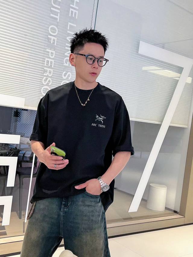 始祖鸟 新款字母印花双层重工短袖T桖 字母图案不管是T桖还是卫衣都是每年的爆款单品 前幅大面积印花采用大康丽数码印花机直喷 成本极高 经过多次的调试打版图案色差