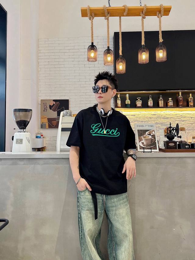 酷奇 新款字母印花双层重工短袖T桖 字母图案不管是T桖还是卫衣都是每年的爆款单品 前幅大面积印花采用大康丽数码印花机直喷 成本极高 经过多次的调试打版图案色差还