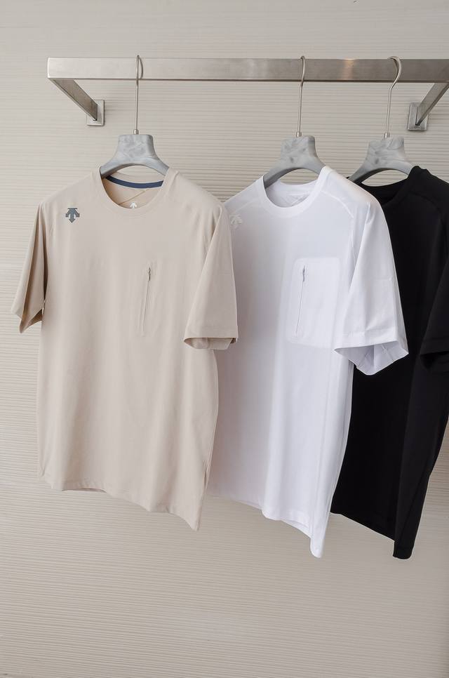 迪桑特 Descente 25Ss春夏新品 户外防晒速干吸湿运动抗菌短袖T恤衫#三色实拍 外贸大厂出货、专柜同款采用美国活力缝工艺，替代了以前的4针6线，活力缝