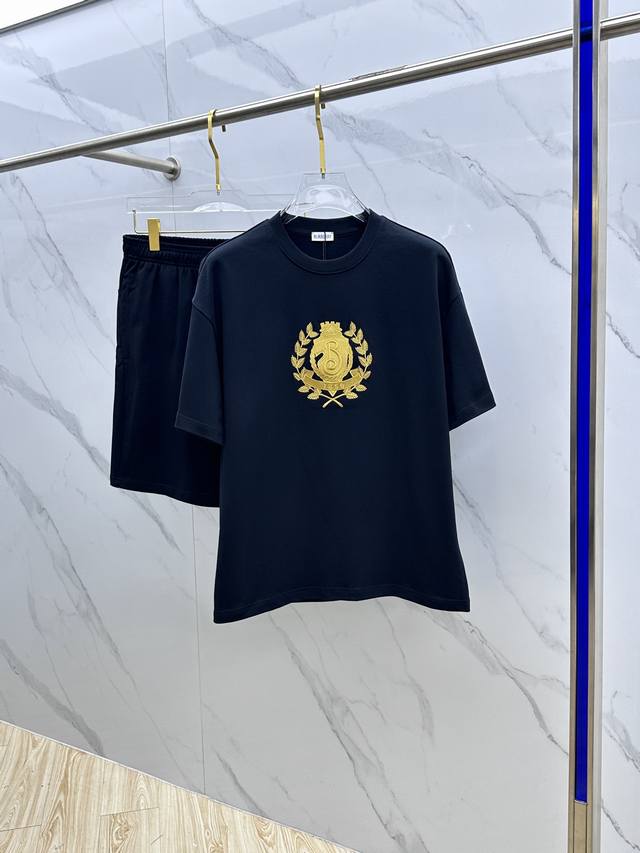 Burberry*巴宝莉 2025春夏最新款套装，男女款 贸易公司渠道稀出，同步官网发售！基本每一季都会有它的背影所在，期待着所有潮男潮女们的演绎！此款选用客供