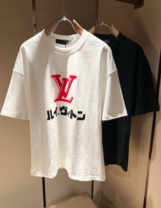 Louisvuitt*路易*登 2025春夏全新系列单品上线，非常时髦前卫的一款男女同款短袖T恤，标识Logo图案修饰！区别于以往的不同，宣示品牌传承多年的设计