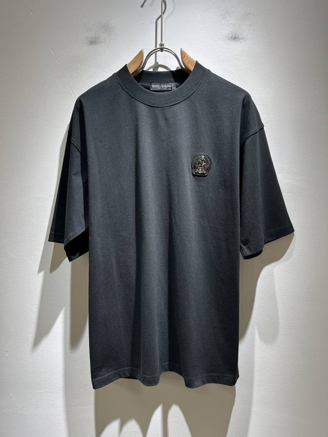Dolce&Gabba*A 杜嘉*纳2025春夏新款男女同款短袖T恤，专柜同步发售！定制专属纯棉面料，字母Logo图案五金工艺设计！简约大方，从容百搭，档次极高