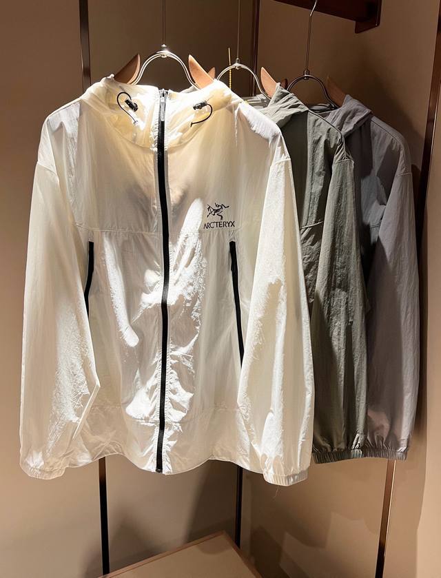 Arcter*X始*祖鸟 2025春夏新款男女同款防晒衣夹克外套，户外品牌可能大家第一想到的就是加拿大鹅、始祖鸟。给人一种标签试的感觉！除了在款式设计上颇有造诣