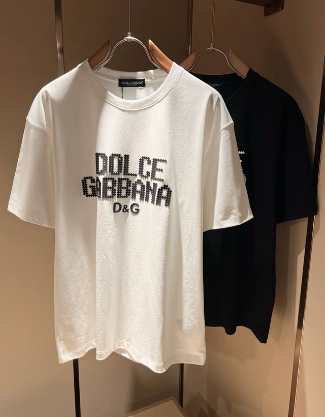 Dolce&Gabba*A 杜嘉*纳2025春夏新款男女同款短袖T恤，专柜同步发售！定制专属纯棉面料，胸前字母Logo图案压胶工艺设计！简约大方，从容百搭，档次