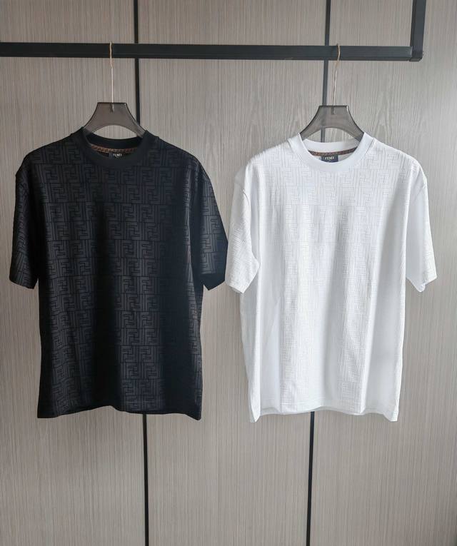芬*迪.Fe*Ndi。 2025春夏最新植绒男士圆领T恤衫。采用进口植绒印花，真正做到高保真清晰度，在视觉上呈现出鲜明的层次艺术效果，每一处细节都印得无比精致清