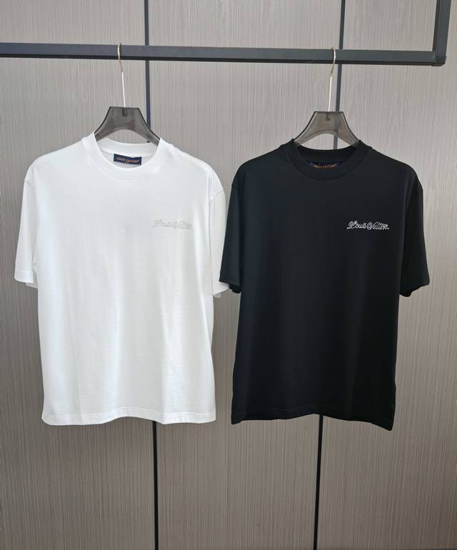 L*V。 2025春夏最新烫钻男士圆领T恤衫。采用进口烫钻加数码印花，真正做到高保真清晰度，在视觉上呈现出鲜明的层次艺术效果，每一处细节都印得无比精致清晰，绝对