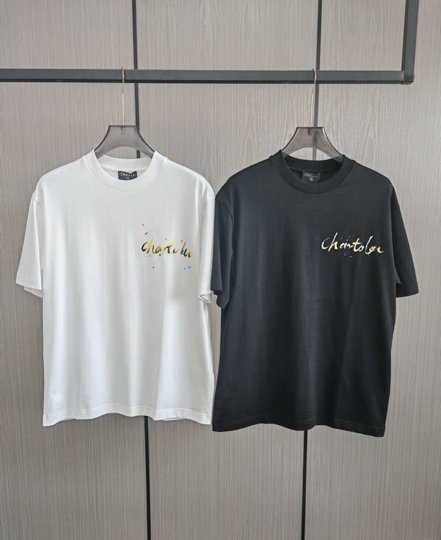 香*奈儿。 2025春夏最新印花男士圆领T恤衫。采用进口数码印花，真正做到高保真清晰度，在视觉上呈现出鲜明的层次艺术效果，每一处细节都印得无比精致清晰，绝对的巅