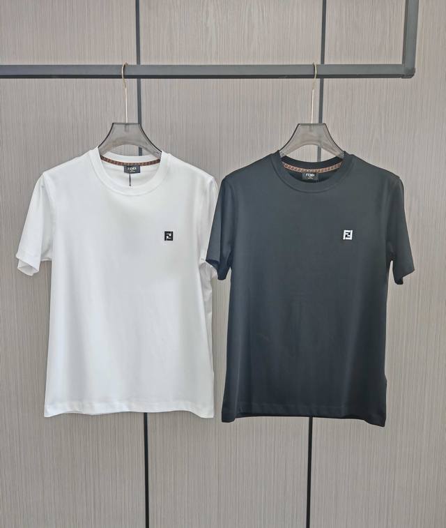 芬*迪。Fe*Ndi。 2025春夏最新刺绣男士圆领T恤衫。真正做到高保真清晰度，在视觉上呈现出鲜明的层次艺术效果，每一处细节都印得无比精致清晰，绝对的巅峰之作