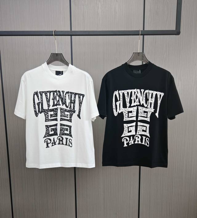 纪*梵希。 2025春夏最新印花男士圆领T恤衫。采用进口数码印花，真正做到高保真清晰度，在视觉上呈现出鲜明的层次艺术效果，每一处细节都印得无比精致清晰，绝对的巅