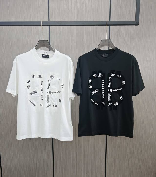 巴黎*世家。 2025春夏最新植绒印花男士圆领T恤衫。采用进口植绒数码印花，真正做到高保真清晰度，在视觉上呈现出鲜明的层次艺术效果，每一处细节都印得无比精致清晰