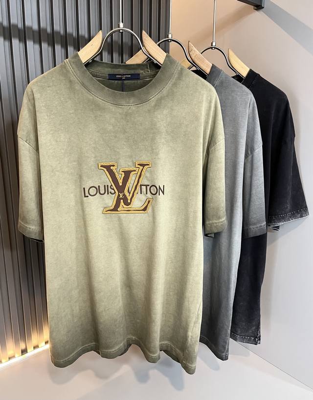 Louisvuitt*路易*登 2025春夏全新系列单品上线，非常时髦前卫的一款男女同款短袖T恤，标识Logo图案压胶修饰！区别于以往的不同，宣示品牌传承多年的