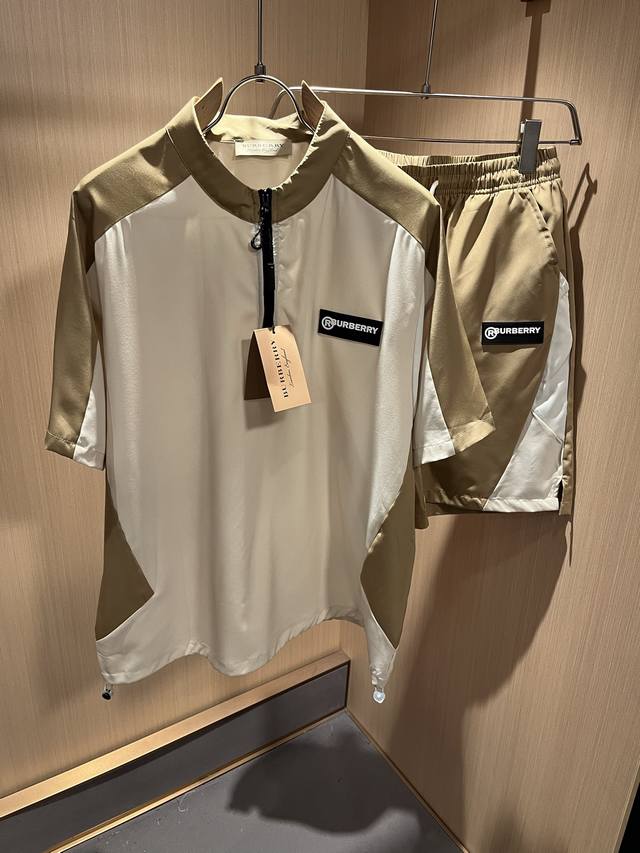 Bur*Erry 巴*莉 2025春夏新款男女同款休闲套装，品牌最新设计元素！既不单调也不复杂，好处的展现品味！客供顶级定制压胶Logo设计！舒适吸汗透气根本不
