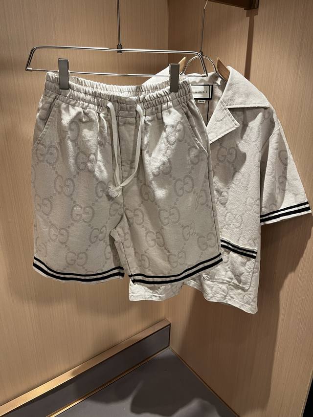 Gucc*古家 2025春夏最新款男女同款牛仔套装，男女同款！贸易公司渠道稀出，同步官网发售 ！ 新时尚元素设计！全景标识Logo设计！为全新系列注入满满活力，