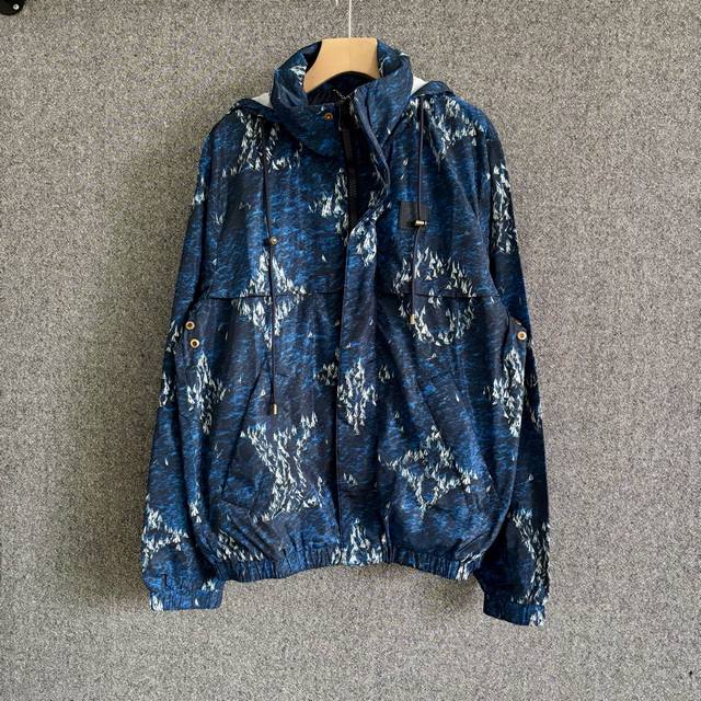 Lv 2025Fw 秋冬新款 梭织连帽防风外套 满身Monogram Regatta 图案 袖珍船队小图案构成品牌字母 Marque L.Vuitton DéP
