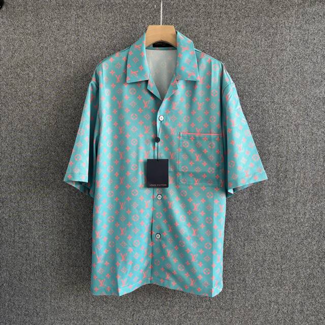 Lv 2025Fw 秋冬新款 丝质印花翻领短袖衬衣 铺陈全幅 Monogram Glow图案 绿底红色花纹撞色设计 全幅标识印花 口袋配有撞色镶边 珠光纽扣，配