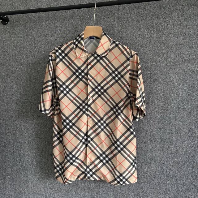 Bur*Erry 2025 Ss春夏新款 丝质格纹短袖衬衣 高品质对格剪裁 装饰 Burberry经典格纹 纽扣开合门襟 尖领细节设计 简单设计款式 男女同款