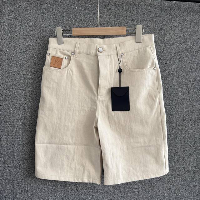 Lv 2025 Ss春夏新款 浅色牛仔棉布短裤 口袋配有正绒面革 Lv 贴饰 Damier 正绒面革标签 标识铭纹珠光纽扣开合 经典五袋牛仔裤剪裁 直筒版型 休