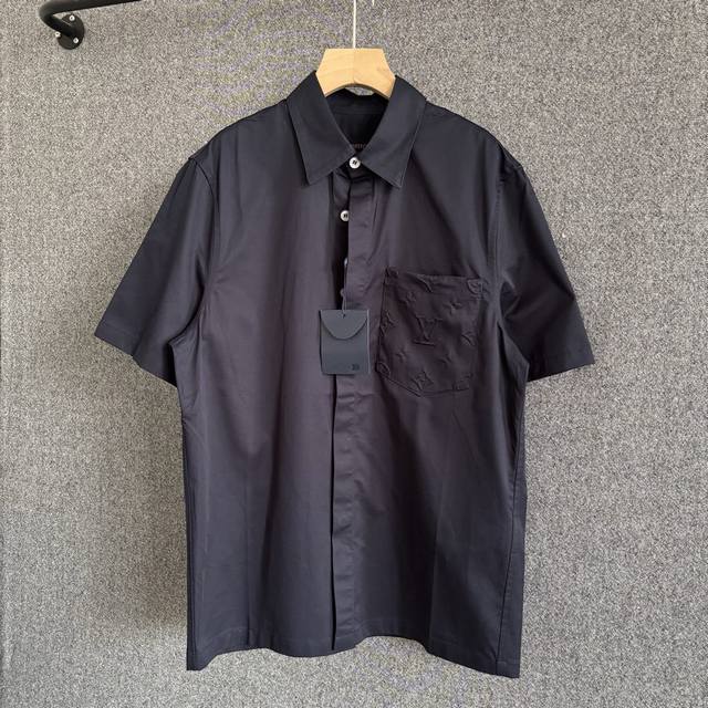 Lv 2025Fw 早秋新款 棉质短袖翻领衬衣 深蓝色细棉布面料 前胸贴布口袋 经典Monogram压纹点缀 直筒版型剪裁 隐藏式纽扣门襟开合 休闲款式 不挑人