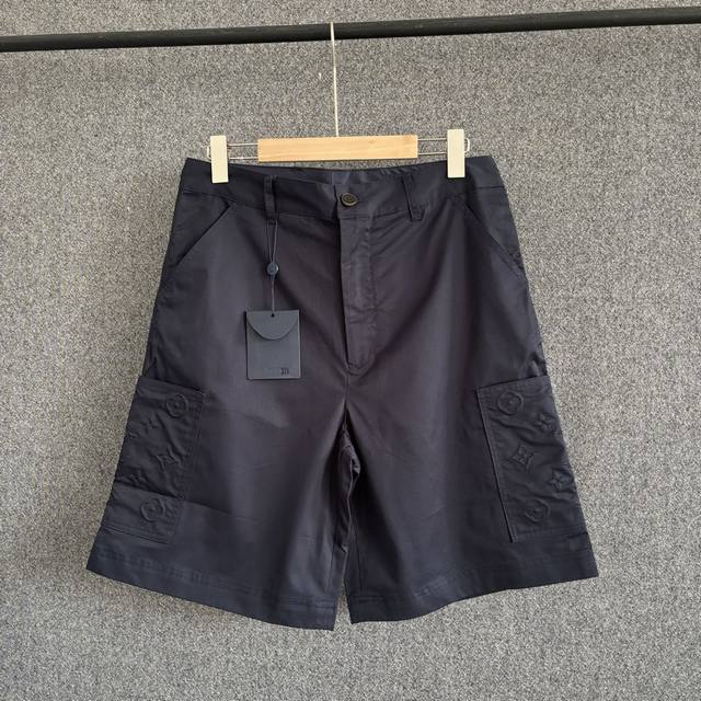 Lv 2025Fw 早秋新款 棉质休闲工装短裤 深蓝色混纺斜纹棉面料 经典廓形剪裁 Monogram 压纹工装口袋 意式口袋 镶边后口袋 黑色刻字纽扣细节 尺码