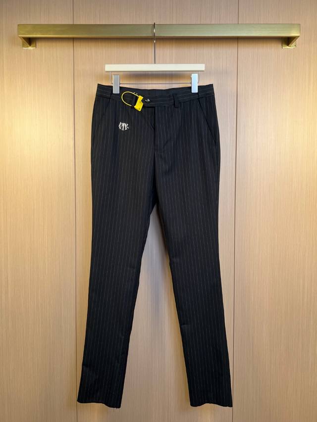 迪奥 Dior 条纹黑色长裤西裤。精致品牌元素金属Logo 简约高级感爆满 完美兼具商务与休闲风格穿搭 尺寸：29-38